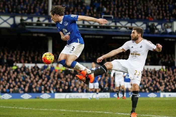 Everton's poor home form worries Martinez