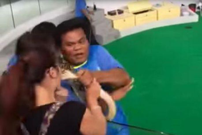 Woman bitten on the face by snake she attempts to kiss