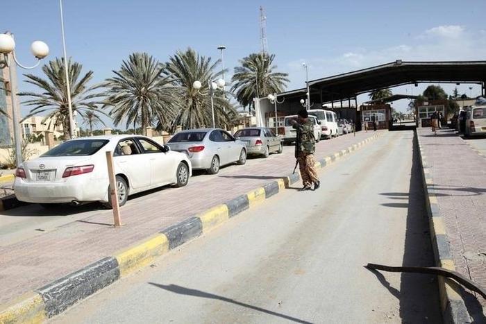 A security checkpoint is pictured at the Ras Jdir border, between Libya and Tunisia, 175 km west of Tripoli December 15, 2014. REUTERS/Ismail Zitouny