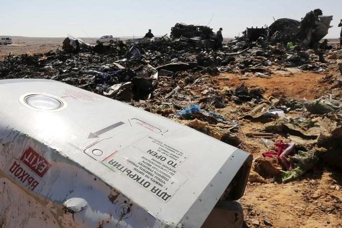 The remains of a Russian airliner are inspected by military investigators at the crashÂ site at the al-Hasanah area in El Arish city, north Egypt, November 1, 2015.  REUTERS/Mohamed Abd El Ghany