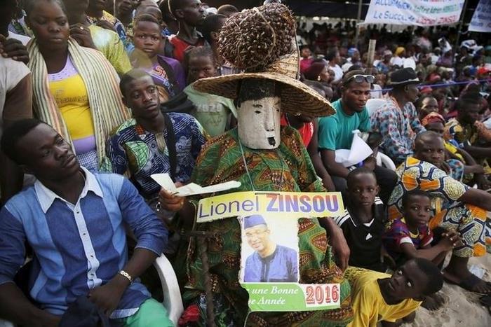 Supporters take part in a rally campaigning for Lionel Zinsou, Benin's Prime Minister and presidential candidate, in the Djeffa district near Cotonou, Benin, March 3, 2016. Picture taken March 3, 2016. REUTERS/Akintunde Akinleye