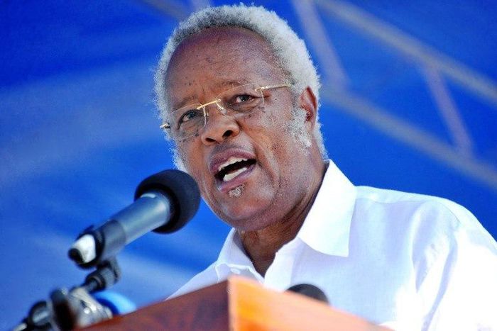 Tanzania's former Prime Minister and main opposition party CHADEMA presidential candidate Edward Lowassa addresses his final campaign rally in Jangwani playing fields on the outskirts of Dar es Salaam, October 24, 2015. REUTERS/Sadi Said