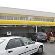 Shoppers load their goods into a car outside a Makro branch of South African retailer Massmart in Cape Town May 31, 2011. REUTERS/Mike Hutchings