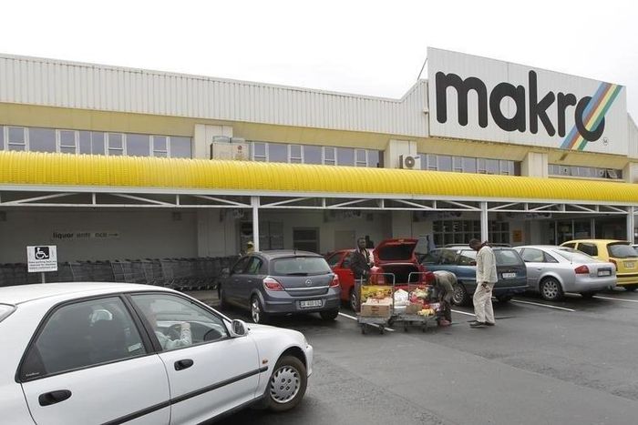 Shoppers load their goods into a car outside a Makro branch of South African retailer Massmart in Cape Town May 31, 2011. REUTERS/Mike Hutchings