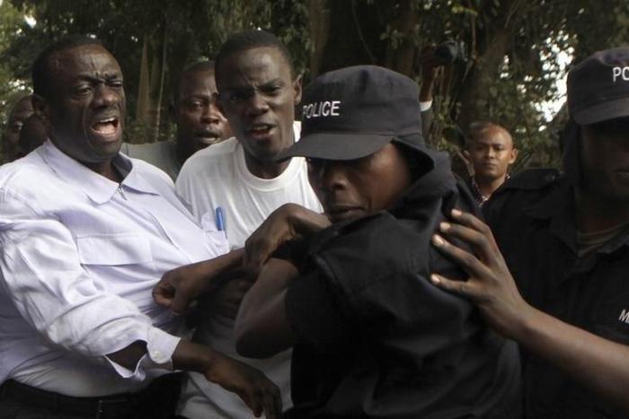 Ugandan policemen arrest opposition leader Kizza Besigye (L) ahead of a rally to demonstrate against corruption and economic hardships in Uganda's capital Kampala January 19, 2012. Ugandan police fired tear gas before bundling opposition leader Besigye...