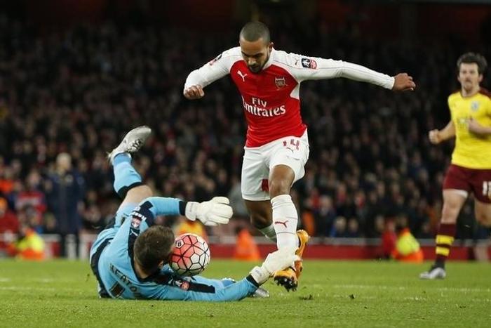 Burnley's Tom Heaton saves from Arsenal's Theo Walcott Action Images via Reuters / John Sibley Livepic