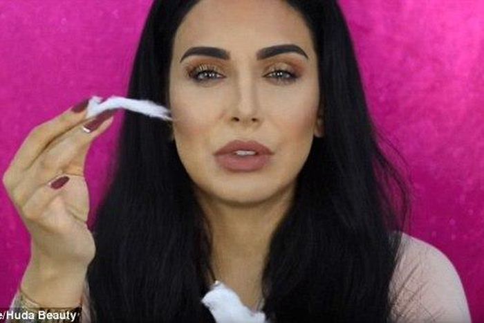 Dubai based Huda Kattan shows how to use cotton wool for fuller lashes