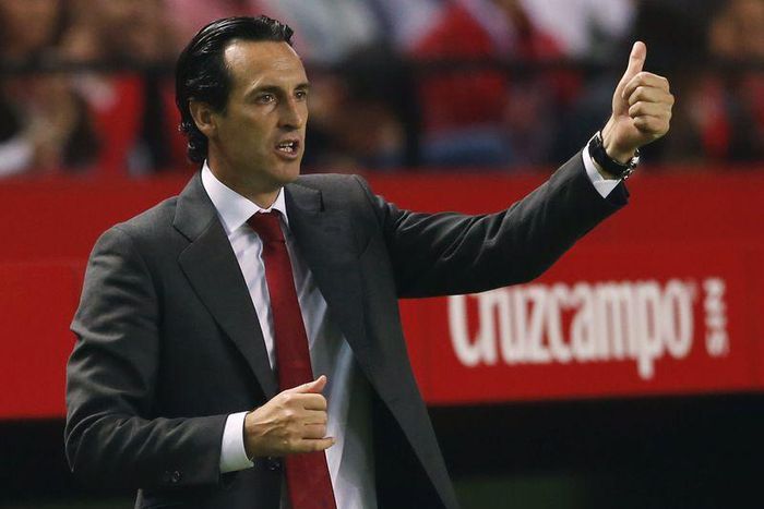 Sevilla's coach Unai Emery gestures during their Spanish first division soccer match against Getafe at Ramon Sanchez Pizjuan stadium in Seville, southern Spain, October 24, 2015. REUTERS/Marcelo del Pozo