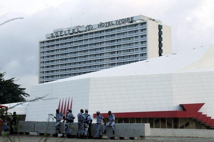 Ivorian security forces gather as they guard the Sofitel Abidjan Hotel Ivoire in Abidjan January 20, 2016. REUTERS/Luc Gnago