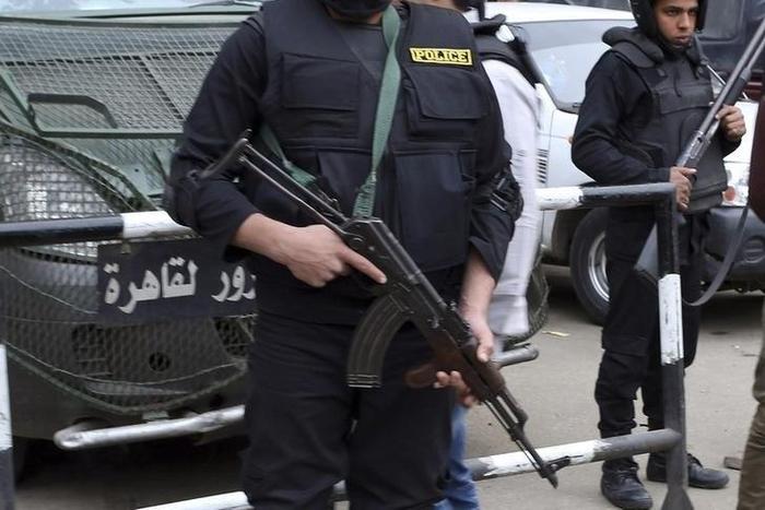 Police stand guard at a square in central Cairo January 26, 2015. REUTERS/Asmaa Waguih