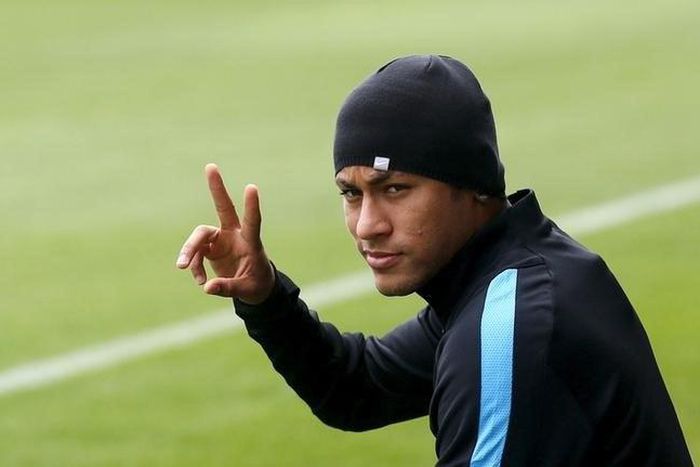 Barcelona's Neymar gestures as he arrives for a training session at Joan Gamper training camp, near Barcelona, Spain, October 19, 2015. REUTERS/Albert Gea