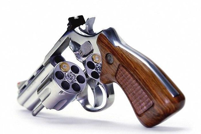 43-yr-old Man taking selfie with a gun, mistakenly shoots himself in the face