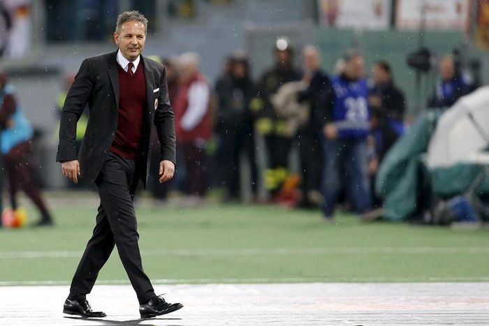 AC Milan's coach Sinisa Mihajlovic leaves the pitch after receiving a red card during the match against AS Roma. REUTERS/Giampiero Sposito