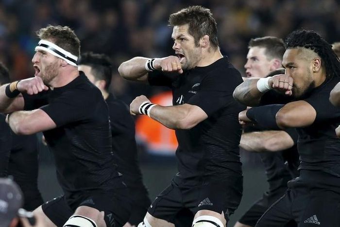 New Zealand's All Black's captain Richie McCaw (C) performs the Haka alongside Keiran Read (L) and Ma'a Nonu (R) before the start of the Bledisloe Cup rugby match against Australia at Eden Park in Auckland, August 15, 2015. REUTERS/Nigel Marple