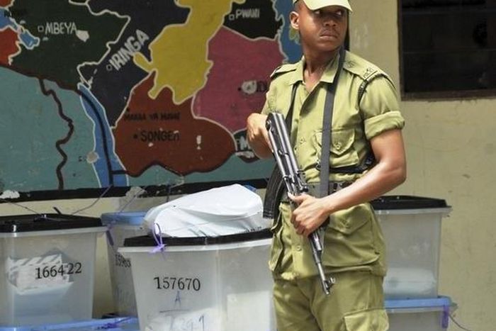 A Tanzanian policeman guards ballot boxes outside a counting centre following the presidential and parliamentary election in Dar es Salaam, October 28, 2015. REUTERS/Sadi Said