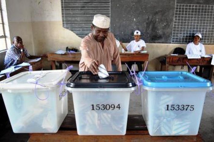 A man casts his ballot at a polling station during the presidential and parliamentary election in Ilala polling station, Dar es Salaam, Tanzania, October 25, 2015.