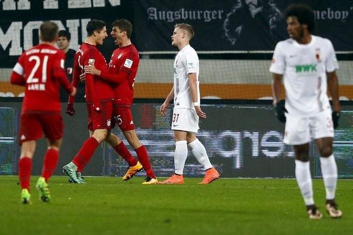 Football Soccer - FC Augsburg v Bayern Munich - German Bundesliga - WWK Arena, Augsburg, Germany - 14/02/16 Bayern Munich's Robert Lewandowski and Thomas Mueller celebrate a goal against FC Augsburg. REUTERS/Michael Dalder