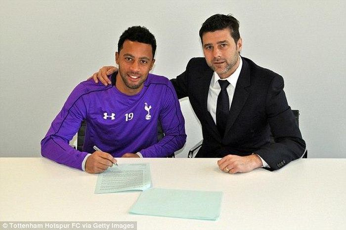Mousa Dembele and Mauricio Pochettino after the midfielder signs a new four-contract at Tottenham