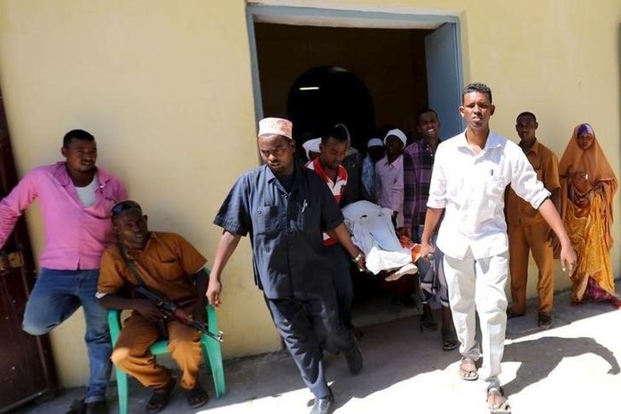 A Somali man injured in a mortar attack is carried on a stretcher by relatives at Darul Shifa Hospital in the capital Mogadishu February 25, 2016. REUTERS/Feisal Omar