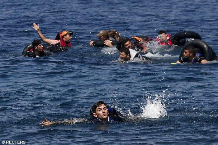 Greece says twenty-two migrants drown off Aegean islands, 144 rescued