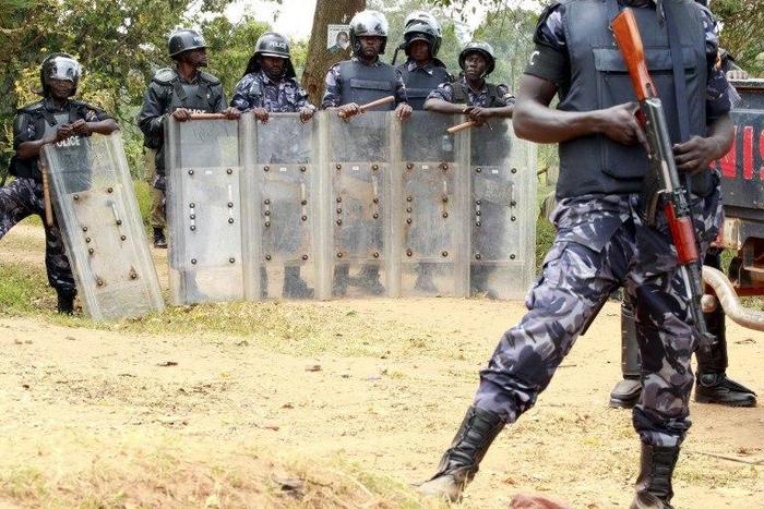 Riot police block a driveway leading to the home of leading opposition politician , Uganda. February 20, 2016. REUTERS/James Akena