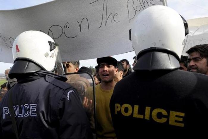 Greek police start removing migrants from Macedonian border