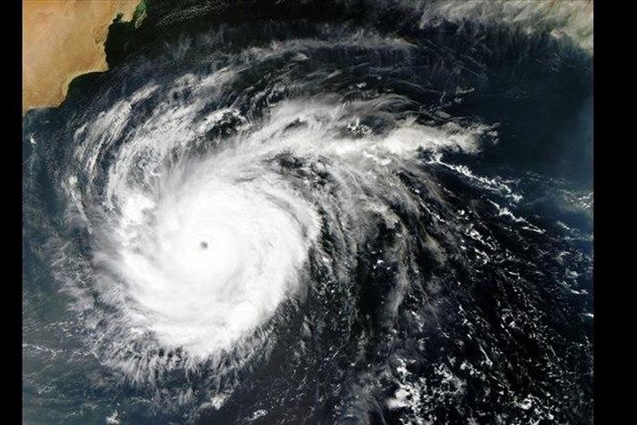 Powerful cyclone kills 3 on Yemeni island, heads for Qaeda-run city