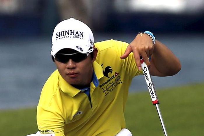 Song Young-han of South Korea prepares to putt on the sixth hole during the third round of the SMBC Singapore Open golf tournament at Sentosa's Serapong golf course in Singapore January 30, 2016. REUTERS/Edgar Su