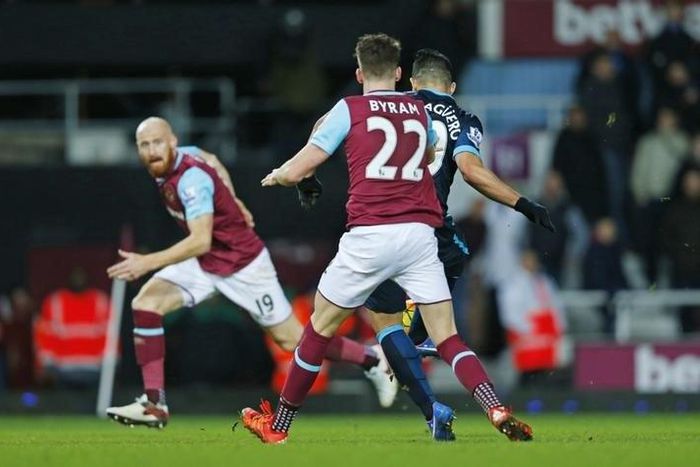 Sergio Aguero scores the second goal for Manchester City
Reuters / Eddie Keogh
Livepic