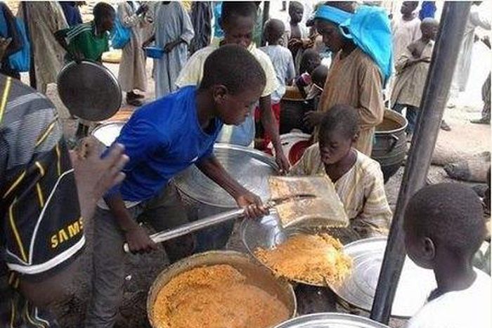 A photo supposedly showing Nigerian IDPs being served with shovels
