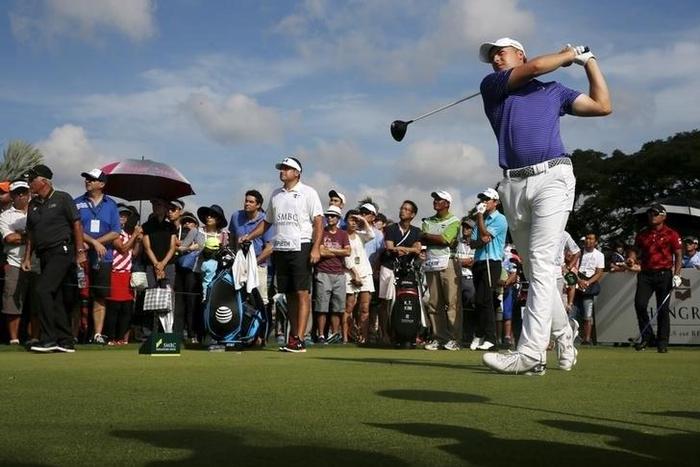 Jordan Spieth of the U.S. tees off on the 18th green during the rain delayed second round of the SMBC Singapore Open golf tournament at Sentosa's Serapong golf course in Singapore January 30, 2016. REUTERS/Edgar Su