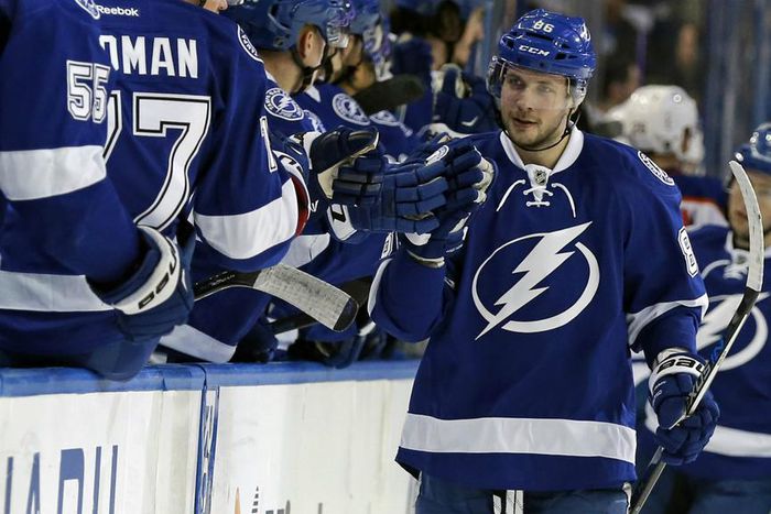 Lightning end Blackhawks streak, Penguins clip Flyers