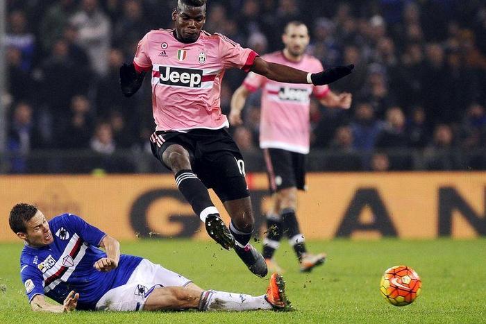 Sampdoria's Niklas Moisander (L) in action against Paul Pogba of Juventus. REUTERS/Giorgio Perottino