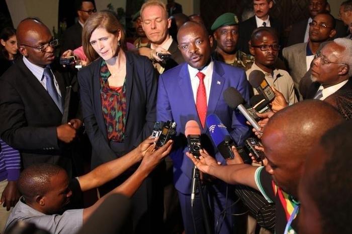 U.S. Ambassador to the United Nations, Samantha Power, and Burundian President Pierre Nkurunziza (C) speak to the press in Gitega, Burundi January 22, 2016.  REUTERS/Michelle Nichols