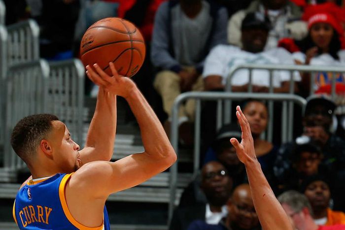 Stephen Curry ties Korver's three-point record
