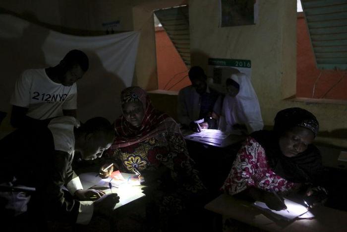 Electoral officials count ballots at a polling station in Niamey, Niger, February 21, 2016. REUTERS/Joe Penney