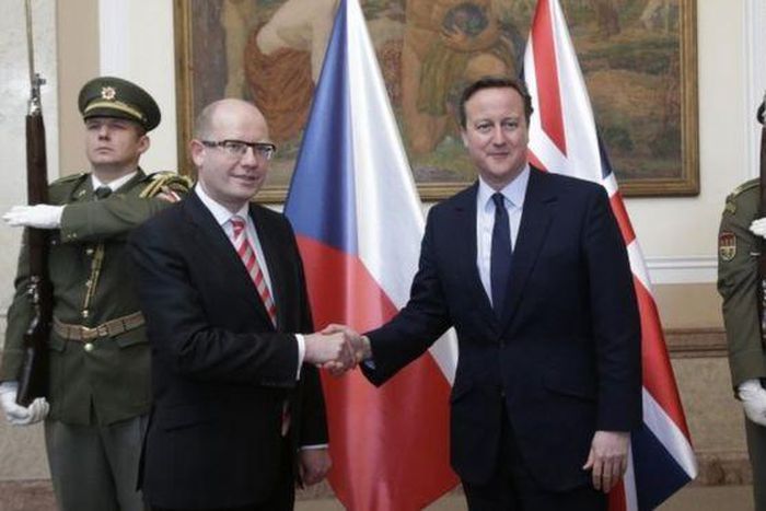 EU offering UK "emergency brake" on migrant benefits -sources