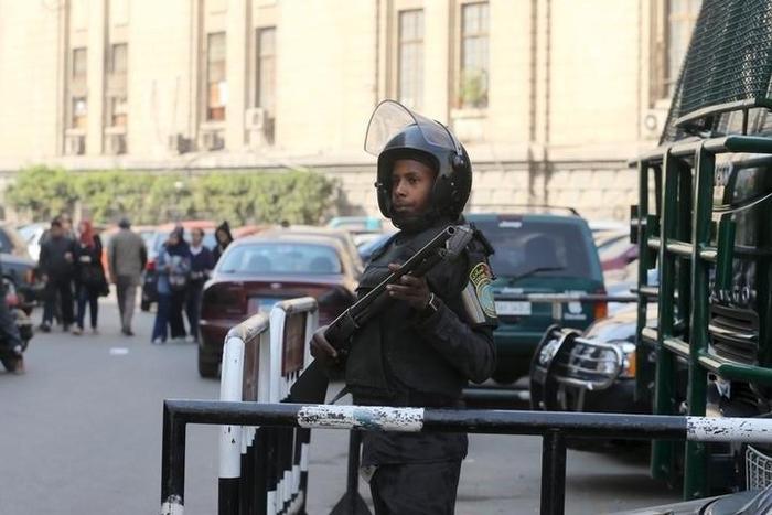 A member of the riot police stands guard outside the high court in Cairo, Egypt, January 21, 2016. REUTERS/Mohamed Abd El Ghany