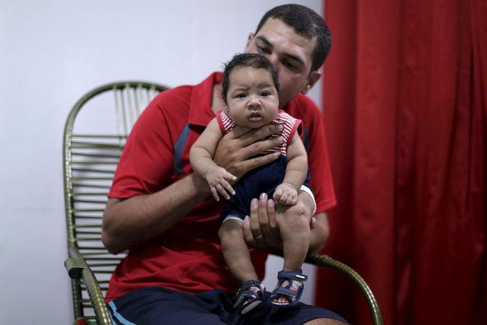 Glecion Fernando holds his 2 month old son Guilherme Soares Amorim, who was born with microcephaly, near at her house in Ipojuca, Brazil, February 1, 2016.   REUTERS/Ueslei Marcelino