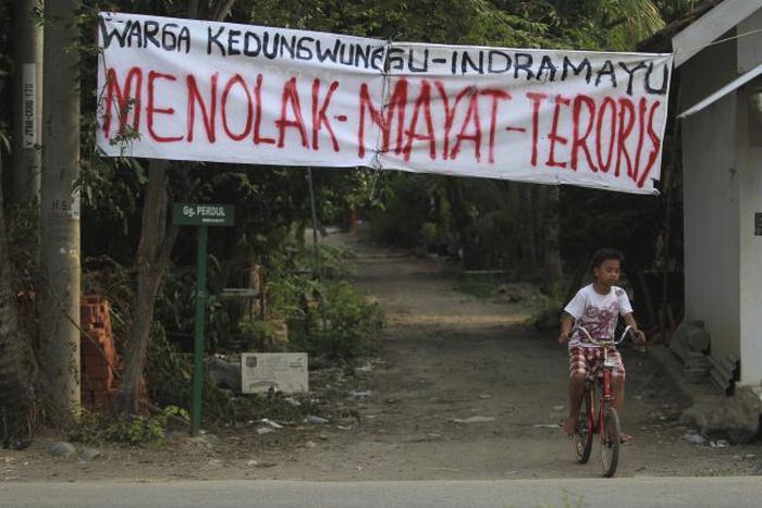 Indonesian village protests plans to bury militant - MetroTV