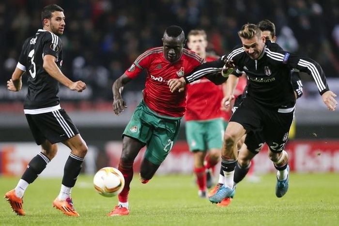 Lokomotiv Moscow's Baye Oumar Niasse (C) fights for the ball with Besiktas' Ismail Koybasi (L) and Ersan Gulum during their Europa League group H soccer match in Moscow, Russia, October 22, 2015. REUTERS/Maxim Zmeyev