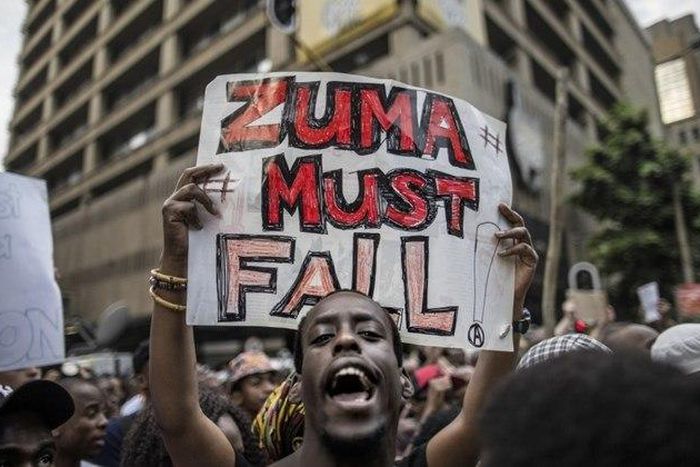 Angry South African students try to pull down fence at Zuma offices
