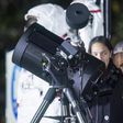 Obama, budding astronomers look at moon, dream of Mars at White House