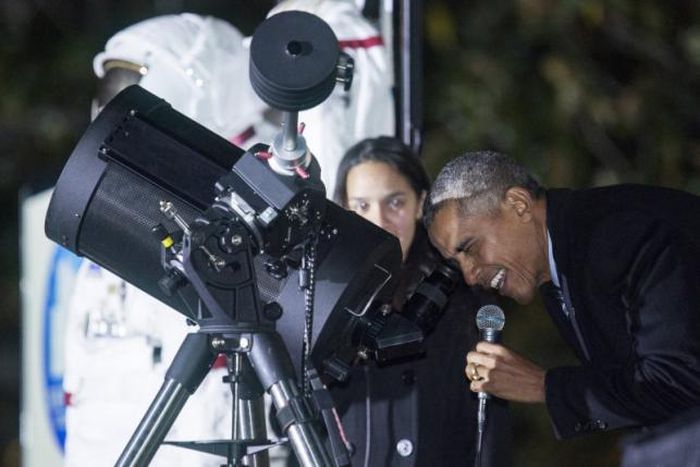 Obama, budding astronomers look at moon, dream of Mars at White House