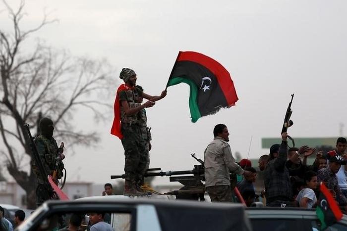 Armed Libyan men wave their national flags in celebrations marking the fifth anniversary of the Libyan revolution, in Benghazi, Libya February 17, 2016. REUTERS/Esam Omran Al-Fetori