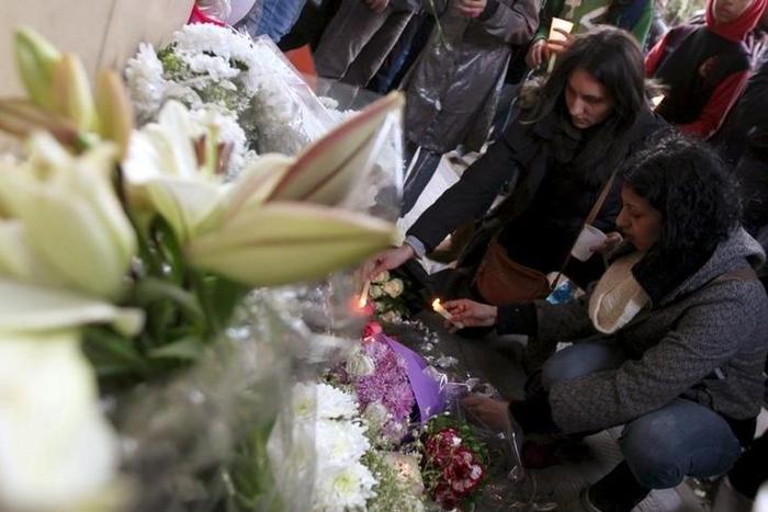 Activists attend a memorial for Giulio Regeni outside the Italian embassy in Cairo, Egypt, February 6, 2016. REUTERS/Mohamed Abd El Ghany