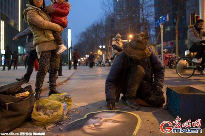 ___4564453___https:______static.pulse.com.gh___webservice___escenic___binary___4564453___2016___1___15___17___homeless+man+draws+Mona+Lisa..jg