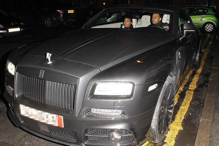 Memphis Depay drives Rolls Royce to date with girlfriend, Lori