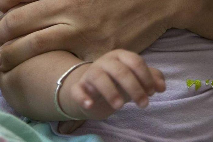 Dead baby awakens before cremation