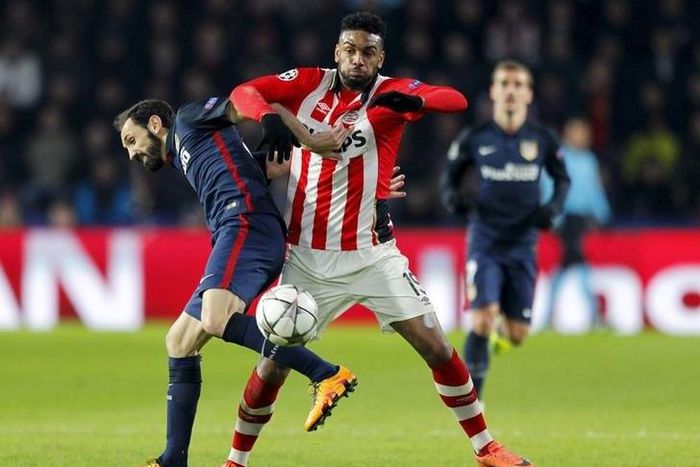 Atletico Madrid's Juanfran in action against PSV Eindhoven's Jurgen Locadia (R). REUTERS/Michael Kooren